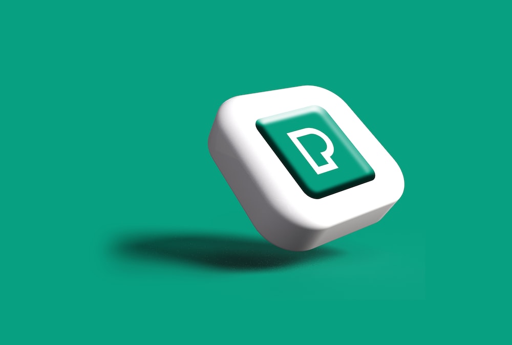 a green and white object with the letter p on it